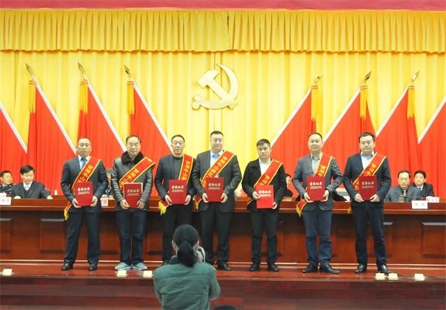 天一美家集團董事長程一先生榮獲“羊山首屆創業能手、羊山招商引資特別貢獻獎”