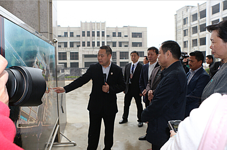 河南省委常委、常務(wù)副省長(zhǎng)李克、副省長(zhǎng)王艷玲到信陽(yáng)天一美家產(chǎn)業(yè)園參觀指導(dǎo)