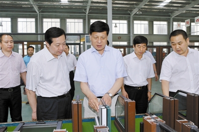 河南省省長謝伏瞻到信陽國際家居產(chǎn)業(yè)小鎮(zhèn)調(diào)研,并參觀了天一美家集團(tuán)信陽天一窗業(yè)